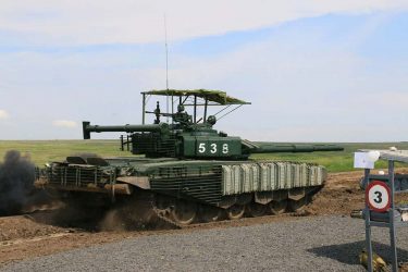 ミサイル防衛バイザーを装備したT-72B3戦車