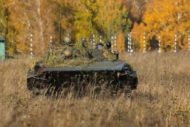 ロシアの装甲車は周辺の環境に合わせて変化するカメレオン迷彩のテストを行っています