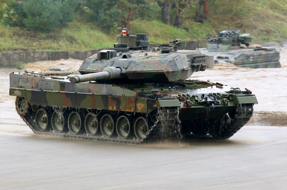 既に100両⁉ウクライナに提供されるレオパルト2戦車のバージョン