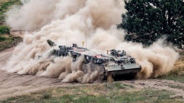 レオパルト2を退避させるためにウクライナに提供されるBPz3戦車回収車