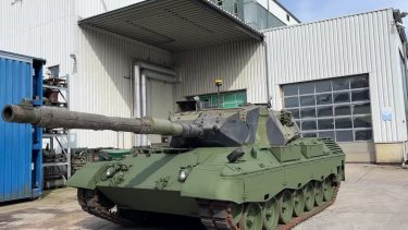 ウクライナに送られるレオパルト1A5がお披露目、間もなく出荷されます