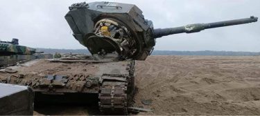 ウクライナ軍のレオパルト2A4戦車が戦闘前に大破する