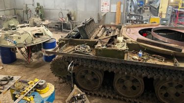 古い戦車は要らない！ウクライナは鹵獲したT-62をハイブリッド装甲戦闘車として再利用します