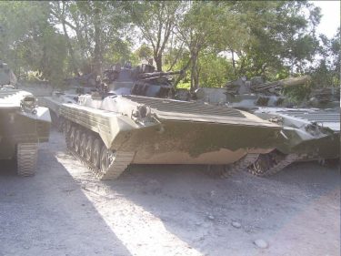 日本製鋼所がパトリアと陸自の新型装甲車AMV XPの製造について