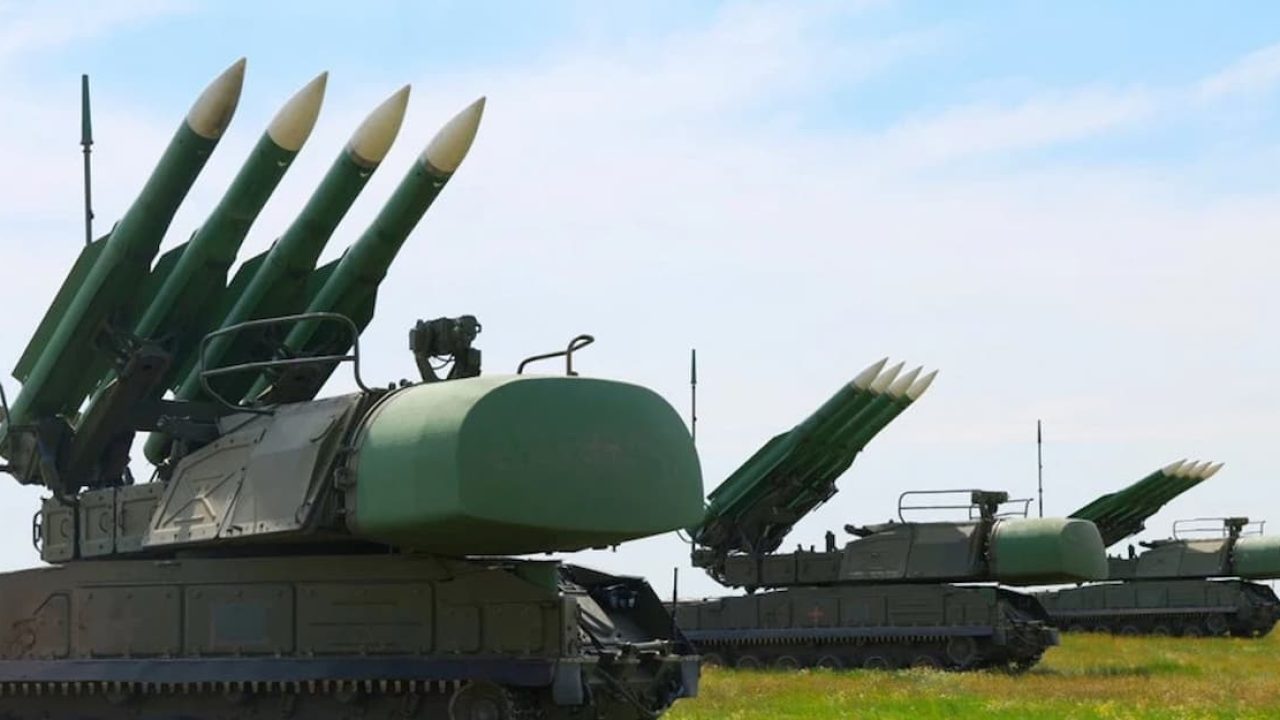 ロシア　ブークM1 1/35 9K37M1 BUK ミサイルシステム ロシア 9K37M1 ブーク 防空ミサイルシステム (プラモデル