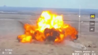 ロシア軍、MT-LB装甲牽引車に大量の爆薬を乗せ特攻を行うも、あえなく…