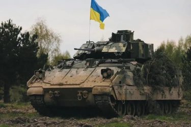 ウクライナ軍のブラッドレー歩兵戦闘車がロシアのT-90M戦車を接近戦で撃破！