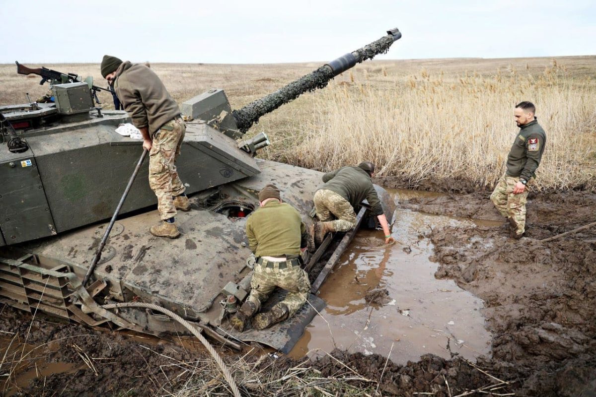 チャレンジャー2戦車はウクライナの肥沃な黒土に沈む