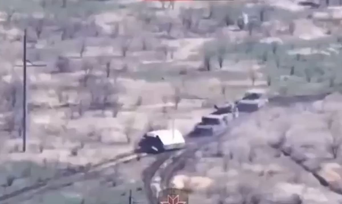 ウクライナに登場にロシア軍の珍兵器「亀戦車」