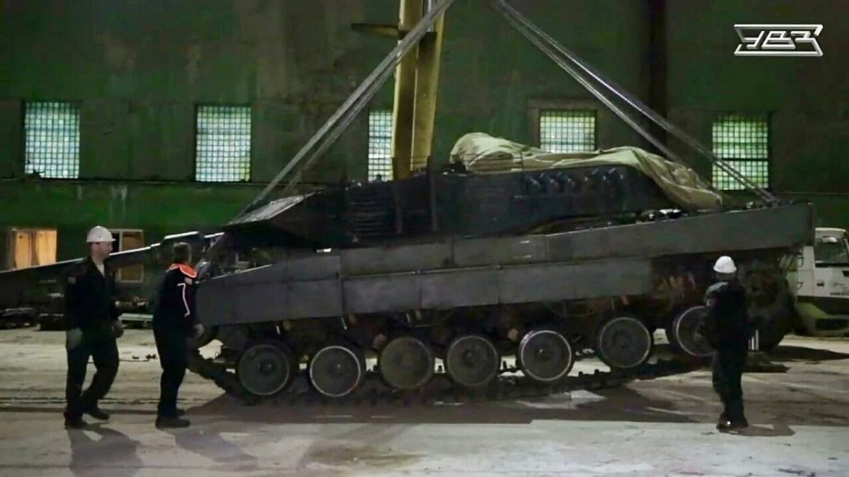 ロシアは鹵獲したドイツのレオパルト2A6を戦車工場に運び、分析のため