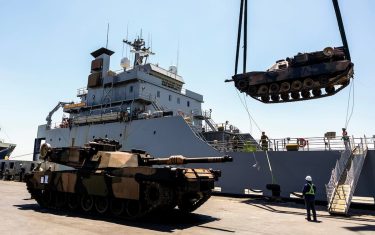 豪が約束したウクライナへのエイブラムス戦車の供与が大幅遅延、米国による妨害か