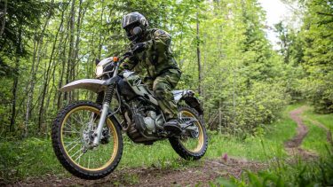 スウェーデン軍がヤマハXT250バイク1000台を購入