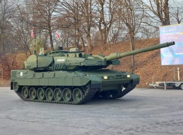ドイツ33年ぶりの新造主力戦車レオパルト2A8を初公開！対ドローン時代へ進化する欧州装甲戦力