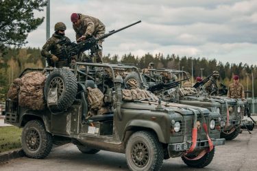 英陸軍「ランドローバー退役」70年の歴史に幕　後継車両はどうなる？