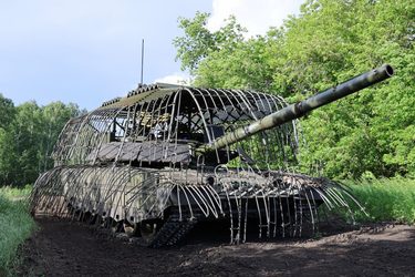 ロシア戦車が「皇帝のテント」を装備　新型「Tsar Tent」でドローン攻撃に対抗